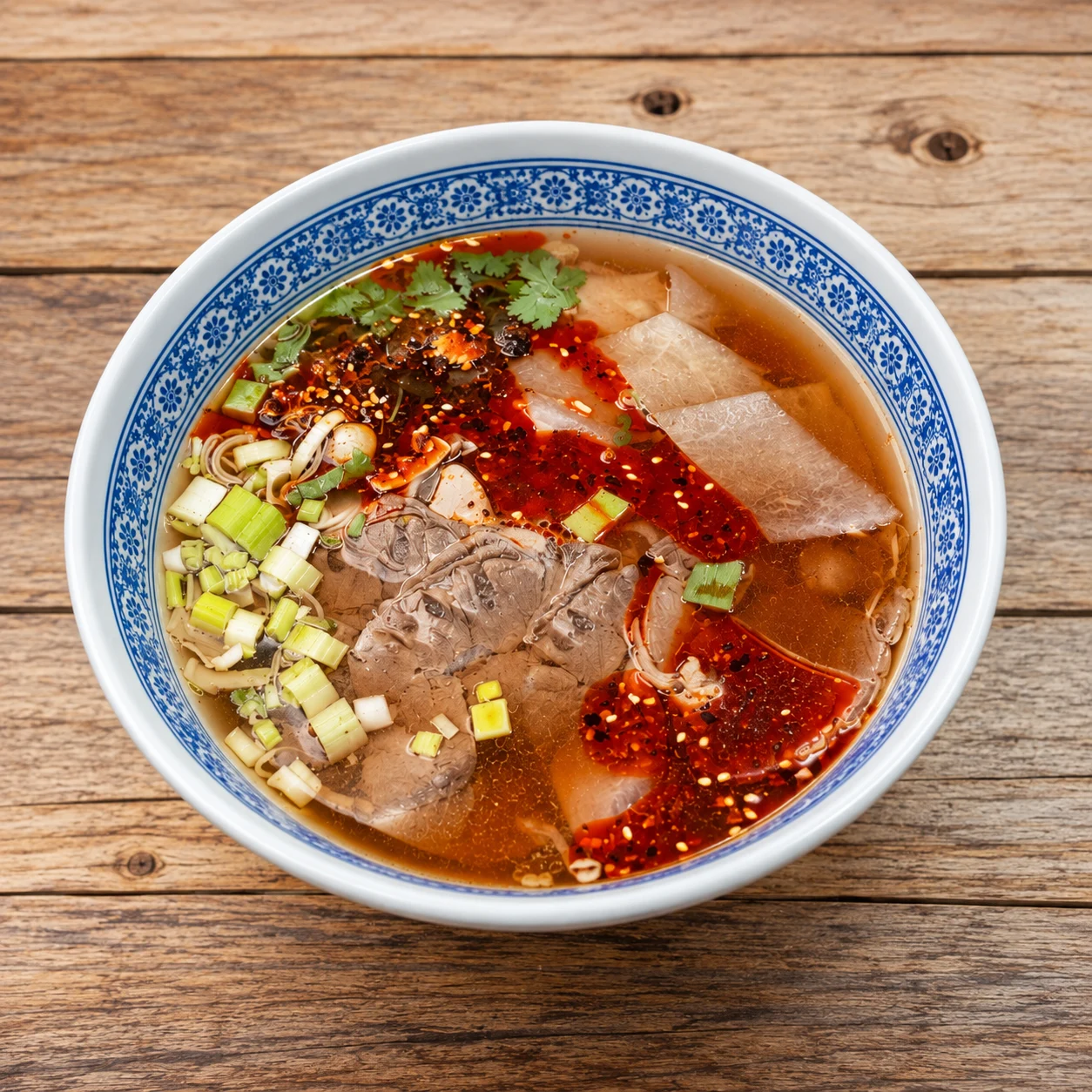 Handgezogene Lanzhou-Nudeln mit Rindfleisch, Kräutern und Chiliöl bei Jincheng Noodles in Lübeck