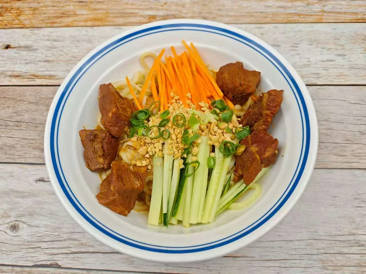 Nudeln mit Tofu, Gurken und Karotten